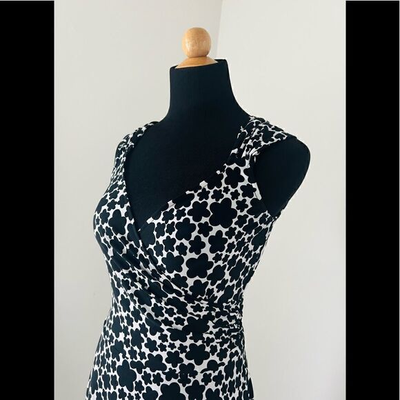 MAGGY LONDON BLACK AND WHITE FLORAL DRESS-gorgeous and flattering!! - Picture 5 of 7